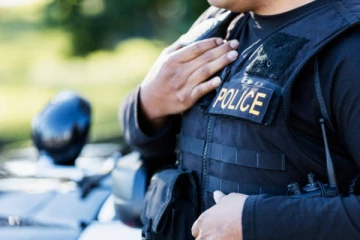 அமெரிக்காவில் குடியிருப்பில்  வீசிய துர்நாற்றம்; பொலிஸாருக்கு  காத்திருந்த அதிர்ச்சி