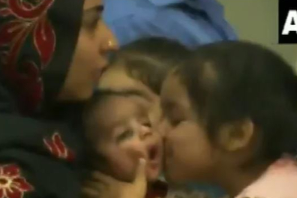 ஆப்கானில் இருந்து தப்பி வந்த சிறுமி- பிஞ்சு குழந்தையை கொஞ்சி மகிழ்ந்த நெகிழ்ச்சி சம்பவம் | Afghanisthan Girl Kissed Baby And Enjoy In India