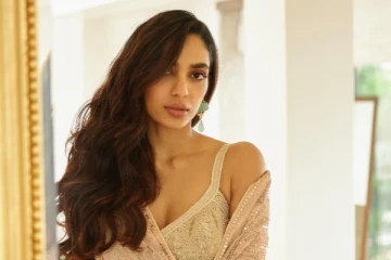 பொன்னியின் செல்வன் நடிகை சோபிதா துலிபாலா சேலையில் கவர்ச்சி போட்டோஷூட்