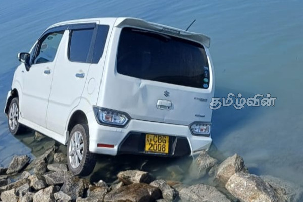 சங்குப்பிட்டி பாலத்திற்கு அண்மையில் கடலுக்குள் பாய்ந்த கார்! | Car Plunges Into Sea Near Sangupitiy Bridge