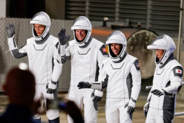 நான்கு விண்வெளி வீரர்களுடன் ஏவப்பட்ட ஸ்பேஸ் எக்ஸ் விண்கலம்