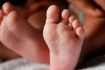 உணவருந்திக் கொண்டிருந்த குழந்தை பரிதாபமாக