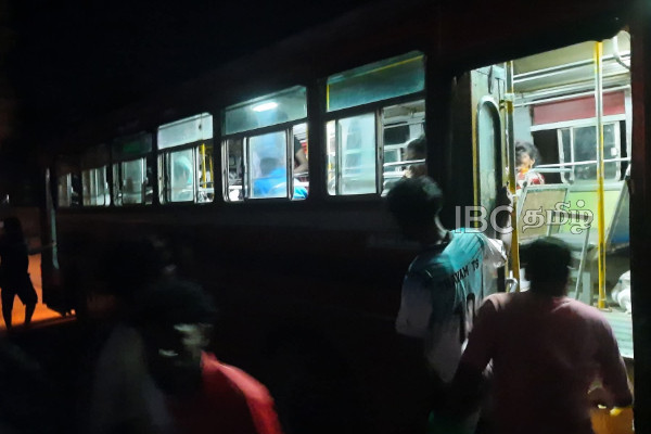பழுதடைந்த அரச பேருந்தை தள்ளித்திரியும் மக்கள் - வடமராட்சி மக்கள் விசனம் | Viral Video Shows People Pushing A Government Bus