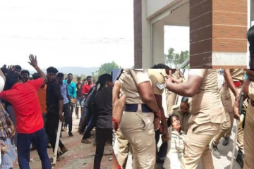 பாடசாலைக்குள் புகுந்து வன்முறையில் ஈடுபட்ட மக்கள்: 20 பொலிஸாருக்கு காயம்!