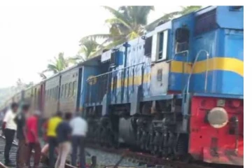 මගීන් සමග සිදු වූ ගැටුමෙන් දුම්රිය නියාමකවරයෙකු අවසන් ගමන් යයි..(VIDEO)