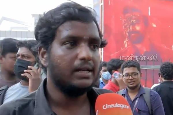 காலில் விழுந்தும் விக்ரம் கண்டுக்கல...மனசு வலிக்குதுனு கதறிய ரசிகர்! பரபரப்பை ஏற்படுத்திய வீடியோ | Chiyaan Fan Angry Speech Cobra Review Vikram