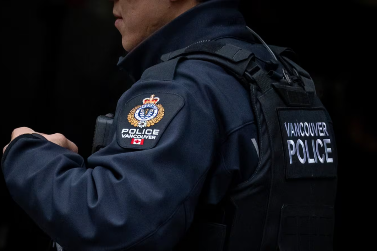 உணவகத்தில் கோடாரியுடன் மிரட்டல் விடுத்த நபர் கைது! | Axe Wielding Man Arrested Outside Vancouver