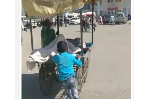 நெஞ்சு வலியால் துடித்த தந்தை; மறுத்த ஆம்புலன்ஸ் - தள்ளுவண்டியில் அழைத்துச் சென்ற சிறுவன் | 7 Year Boy Carries Father Push Cart To Hospital Mp