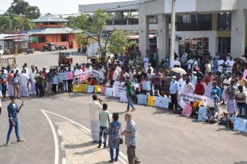 இலங்கையின் அழகிய தீவு அரக்கர்கள் பிடியில்!காற்றாலை மின் கோபுரங்கள் அமைக்கும் நடவடிக்கைக்கு எதிர்ப்பு (PHOTOS)