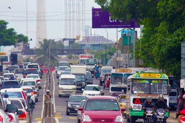 முச்சக்கர வண்டியின் மீது மோதிய சொகுசு கார்; சாரதி தப்பியோட்டம்