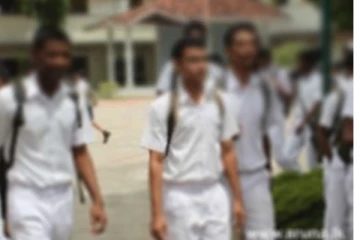 පාසල් සිසුවෙකුගේ බෑගයෙන් මතුවූ අමුතුම දේ..