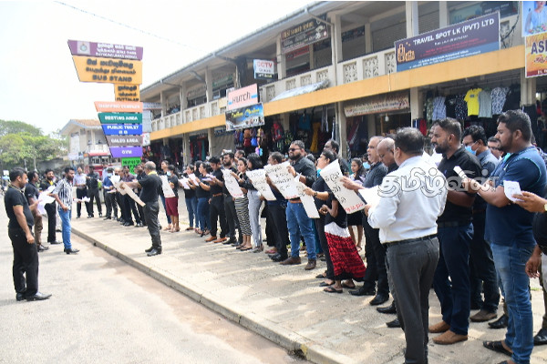 நாடளாவிய ரீதியில் கறுப்பு வாரத்தை முன்னிட்டு போராட்டம் (video) | Jaffna Black Week At The Teaching Hospital