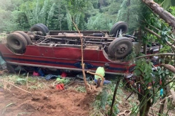 40 அடி ஆழமான பள்ளத்தில் கவிழ்ந்த பேருந்து : ஒருவர் பலி பலர் படுகாயம்