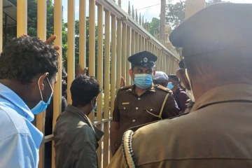 யாழ் பல்கலைக்கழக நுழைவாயிலில் பொலிஸார் குவிக்கப்பட்டதால் பதற்ற நிலை (Video)