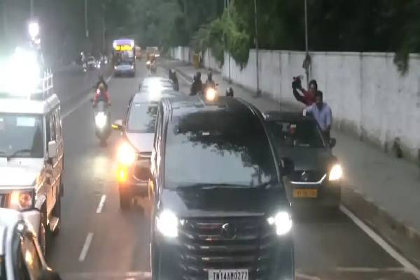 தனி விமானத்தில் விஜய் டெல்லி புறப்பட்டார்…! மூன்று அடுக்கு பாதுகாப்பு தீவிரம்: தொடரும் விசாரணை | Karur Crowd Case Vijay Left For Delhi