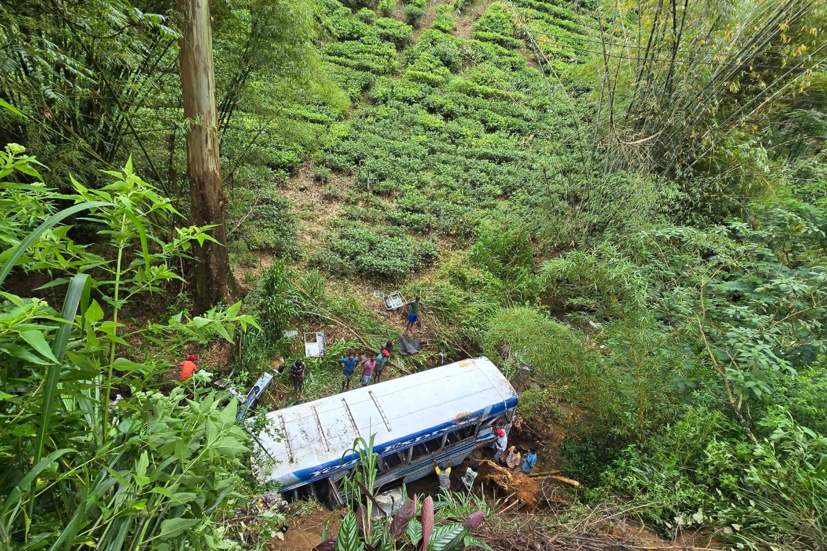 ஹட்டனில் பள்ளத்தில் கவிழ்ந்த பேருந்து! ஒருவர் பலி! 22 பேர் காயம் | Bus Accident In Hatton Up To 20 Injured