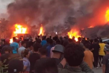 வெடித்த கலவரம்; 5 நாள்களுக்கு முழு ஊரடங்கு - இணைய சேவை முடக்கம்