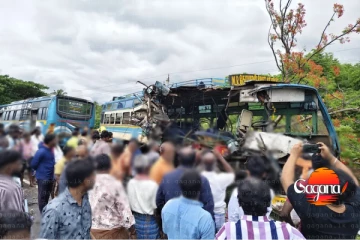 ඉන්දියාවේ බස් දෙකක් මුහුණට මුහණ ගැටී දරුණු අනතුරක් - 6ක් මරුට 28ට බරපතළයි
