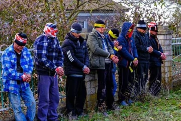 கெர்சனில் பொதுமக்களால் சுற்றிவளைக்கப்பட்ட சந்தேக நபர்கள்! வெளியான புகைப்படங்கள்