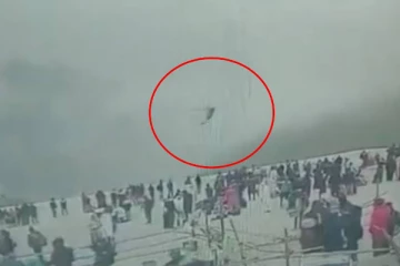 துள்ளி குதித்து தரையிறங்கிய ஹெலிகாப்டர்...பதறி ஓடிய மக்கள்