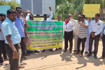 திருகோணமலை- புல்மோட்டை பொன்மலைக்குடா காணி அபகரிப்புக்கு எதிராக ஆர்ப்பாட்டம்(Photos)