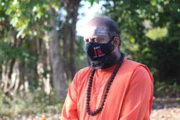 தடைகளை தகர்த்து  முள்ளிவாய்க்காலில் அஞ்சலி செலுத்திய வேலன் சுவாமிகள்!