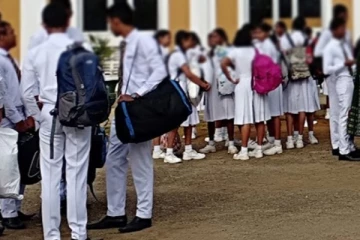 மூன்றாம் தவணையை நீடிக்குமாறு கல்வியமைச்சிடம் விடுக்கப்பட்டுள்ள கோரிக்கை