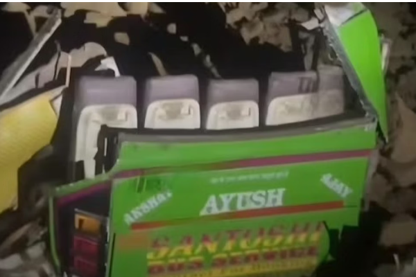 நிலச்சரிவில் சிக்கிய தனியார் பேருந்து; 18 பேர் பலி | Private Bus Trapped In Landslide 15 Dead