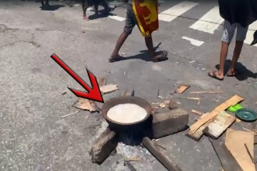 கொழும்பில் பிரதான வீதியில் சாப்பிடுவதற்காக கஞ்சி சமைக்கும் மக்கள் (Video)