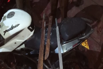 யாழ்ப்பாணத்தில் மூன்று வாள்களுடன் சிக்கிய ஐவர்