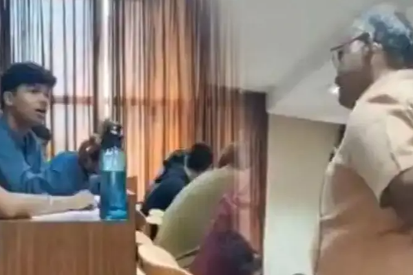 முஸ்லீம்னா தீவிரவாதியா.. வகுப்பறையில் பேராசிரியர் பேச்சால் மாணவர் ஆதங்கம் - வைரல் வீடியோ! | Karnataka Student Out Professor Calling Terrorist முஸ்லீம்னா தீவிரவாதியா.. வகுப்பறையில் பேராசிரியர் பேச்சால் மாணவர் ஆதங்கம் - வைரல் வீடியோ! | Karnataka Student Out Professor Calling Terrorist