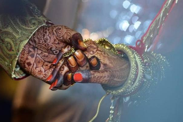 இலங்கையில் மணமகனின் காதை கடித்து துப்பிய மணமகள்! அதிர்ச்சி சம்பவம் | Bride Bit Her Husband Ear And Spit Out Sri Lanka