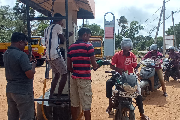 நாட்டின் சில இடங்களில் சீரான முறையில் எரிபொருள் விநியோகம்(Video) | Manner Petrol Supplement