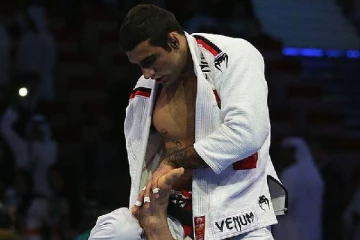 உலகின் தலைசிறந்த விளையாட்டு வீரர் இரவு விடுதியில் சுட்டுக்கொலை