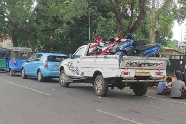 எரிபொருள் வாங்க வாகனத்தில் வந்த மோட்டார் சைக்கிள்கள்! | Motorcycles Came In The Vehicle To Buy Fuel