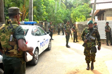 யாழ் பாசையூரில்  அடாவடியில் ஈடுபட்ட எழுவர் ; அரை மணி நேரத்தில் கைது செய்த பொலிஸார்