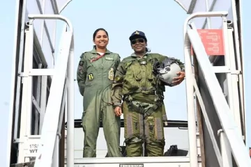 சிறைபிடித்ததாக பாகிஸ்தான் கூறிய பெண் விமானியுடன் ரஃபேலில் பயணித்த ஜனாதிபதி முர்மு