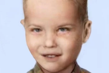 மர்மம் விலகியது... பெட்டிக்குள் சடலமாக மீட்கப்பட்ட சிறுவனின் அடையாளம் வெளியானது