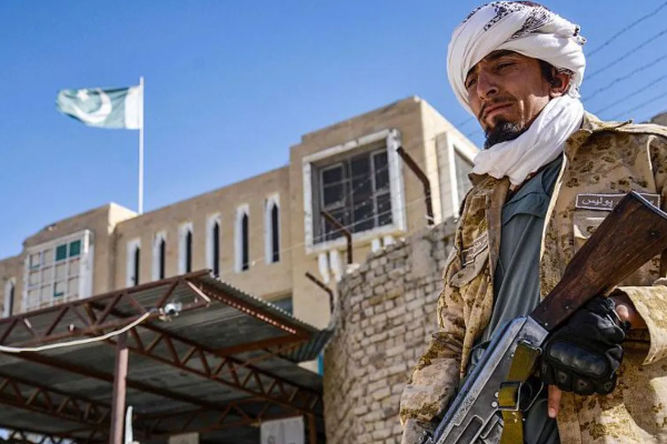 பாகிஸ்தான்-தலிபான் இடையே மீண்டும் வெடித்த மோதல்: உயிரிழப்புகள் பதிவானதால் பதற்றம் | Pakistan And Talibans Clashes Erupted பாகிஸ்தான்-தலிபான் இடையே மீண்டும் வெடித்த மோதல்: உயிரிழப்புகள் பதிவானதால் பதற்றம் | Pakistan And Talibans Clashes Erupted