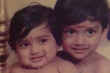 சிறுவயதில் செம கியூட்டாக இருக்கும் இந்த இளம் நடிகர் யார் தெரியுமா?- இவர்தானா?