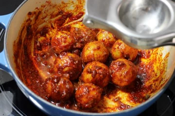 மாதவிடாய் நேரத்தில் பெண்கள் ஊறுகாயை தொடக்கூடாது... ஏன் தெரியுமா?