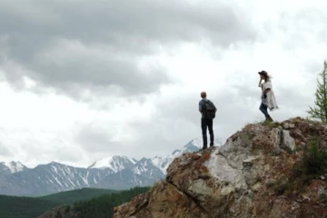 பாறையிலிருந்து விழுந்து இருவர் பரிதாபமாக மரணம்