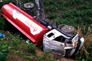 தடம்புரண்டது எரிபொருள் தாங்கி - சாரதி உயிரிழப்பு
