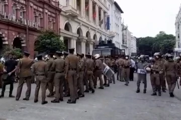 கொழும்பில் தொடரும் போராட்டம்: வீதித்தடைகளை அகற்றிய ஆர்ப்பாட்டக்காரர்கள் - பொலிஸார் குவிப்பு (Video)