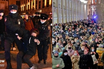 போராடிய சொந்த நாட்டு மக்கள் மீதே கை வைத்த புடின்! தரதரவென இழுத்து செல்லப்பட்ட பெண்கள்... வீடியோ