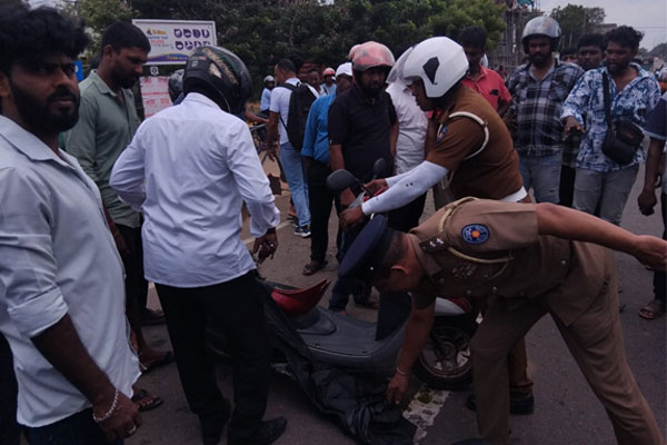 கிளிநொச்சியில் டிப்பர் வாகனம் மோதி விபத்து: தாயும் மகளும் படுகாயம் | Kilinochchi Accident Today