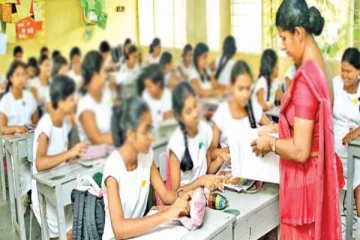 வரலாற்றில் முதல் முறையாக ஆசிரியர்கள் மற்றும் அதிபர்களுக்கு அதிகாரப்பூர்வ அடையாள அட்டை