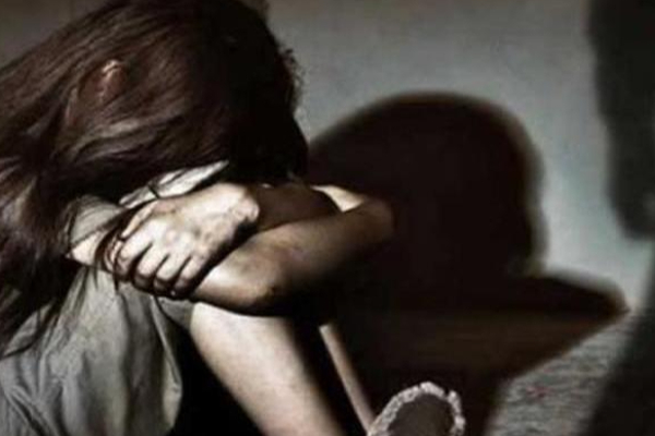 இன்ஸ்டாகிராமில் பழகிய காதலனுக்காக கழிவறையில் குழந்தை பெற்ற 17 வயது மாணவி | Schoolgirl In Madurai Crime