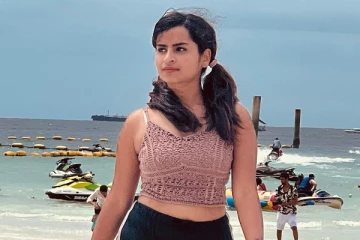 குக் வித் கோமாளி சிவாங்கியா இப்படி.. வெளிநாட்டு கடற்கரையில் கிளாமர் உடை போட்டோஷூட்