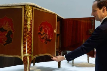 பிரெஞ்சு ராணியின் 250 ஆண்டுகள் பழமையான அறிய பொருள் எலத்திற்கு.!